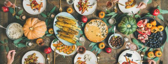 Refeição vegetariana, com abóbora, milho e frutas.